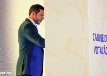 Camisa brasileira é verde e amarela, diz novo presidente da CBF