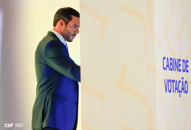 Camisa brasileira é verde e amarela, diz novo presidente da CBF