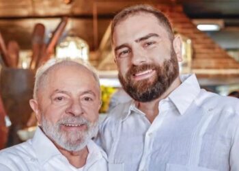 Filho de Lula pega carona em voo oficial da Força Aérea