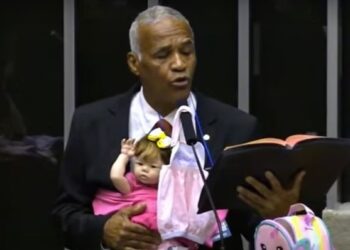 Deputado leva bebê reborn ao plenário e gera polêmica