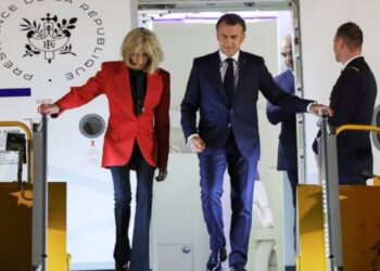 Macron é agredido pela esposa no rosto: “Briguinha de casal”