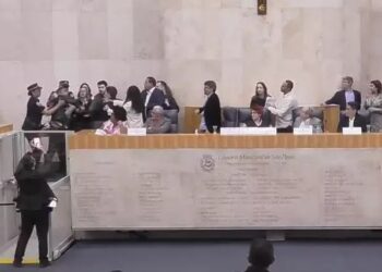 Vereador do PL e sindicalista brigam na Câmara em sessão sobre mototáxi