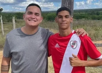 Luva de Pedreiro diz que irá leiloar boneco personalizado para pagar multa milionária a ex-empresário: ‘Receba’