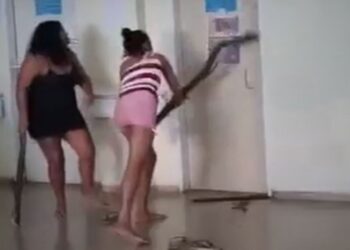 Sem atendimento, mulheres depredam porta de pediatria no DF