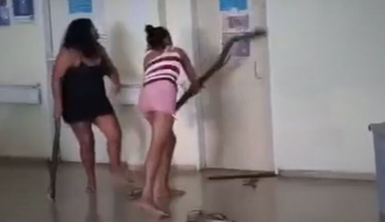 Sem atendimento, mulheres depredam porta de pediatria no DF