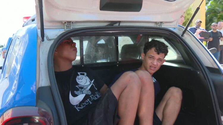 ‘Eu não te criei para isso. É o presente que me deu no Dia das Mães?’, chora mulher ao ver filho sendo preso no RJ