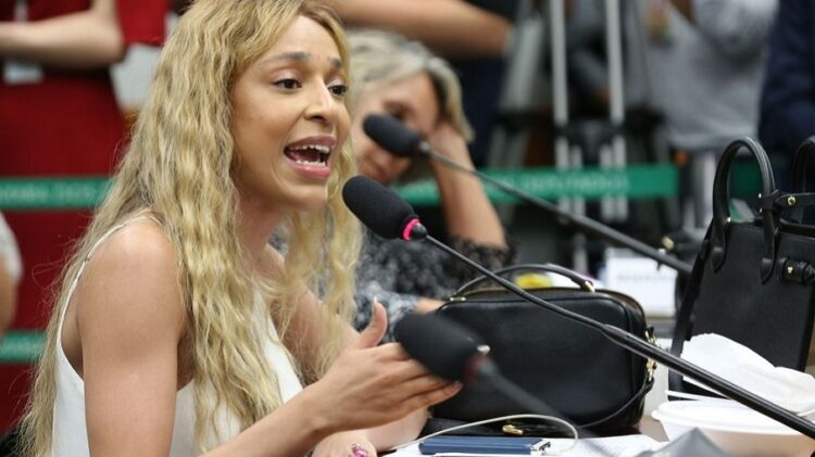 Oposição quer cassar o mandato de Erika Hilton por contratação de maquiadores