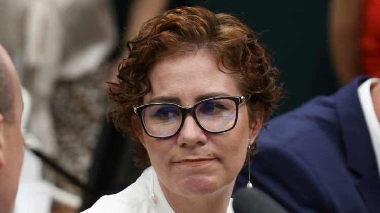 STF forma maioria para manter condenação de Carla Zambelli à prisão