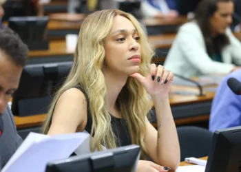 Erika Hilton critica ataques e diz que manterá maquiadores em gabinete