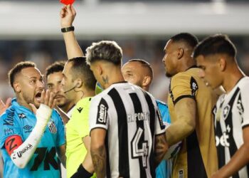 Neymar tenta fazer gol com a mão, é expulso e pode não jogar mais pelo Santos