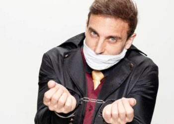 Humorista Léo Lins é condenado a oito anos de prisão por piadas preconceituosas