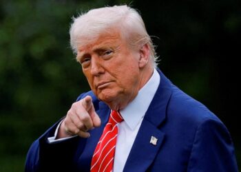 Trump assina decreto que dobra tarifas sobre aço e alumínio importados para 50%; medida afeta o Brasil