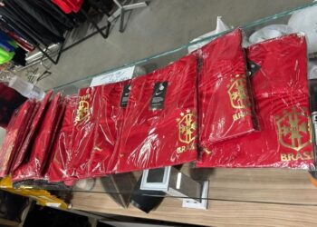 Lote com polêmicas camisas vermelhas da Seleção é apreendido em SP