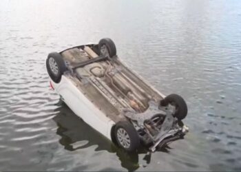 Mulher perde controle de carro e cai no açude