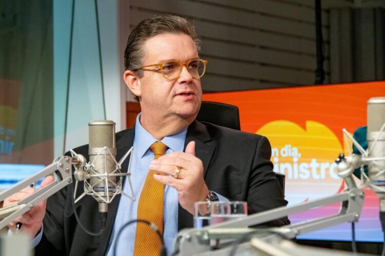 FARRA DO INSS: Até sogro do ministro da Previdência do governo Lula teve desconto indevido