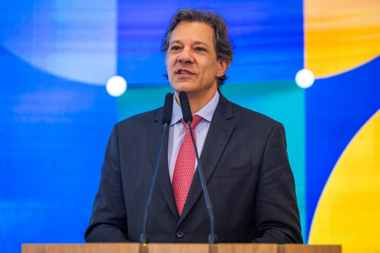 Haddad tira férias nesta 2ª feira em impasse sobre o IOF