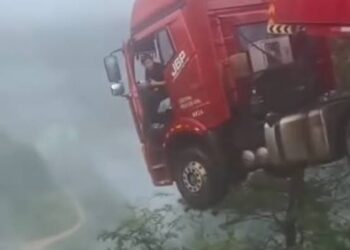 Motorista de caminhão fica pendurado após ponte desabar na China