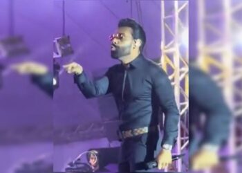 Após fã mostrar dedo do meio, Pablo se irrita no palco: “Mete no seu c*”