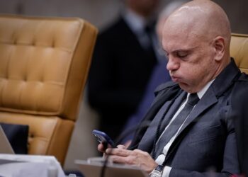 Alexandre de Moraes acha que Bolsonaro acabou com a vida dele, diz Cid em mensagem