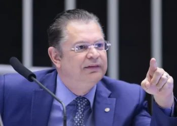 Em discurso na Câmara, líder do PL chama Haddad de “burro”