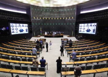 Deputados registram presença, mas plenário aparece vazio em vídeo