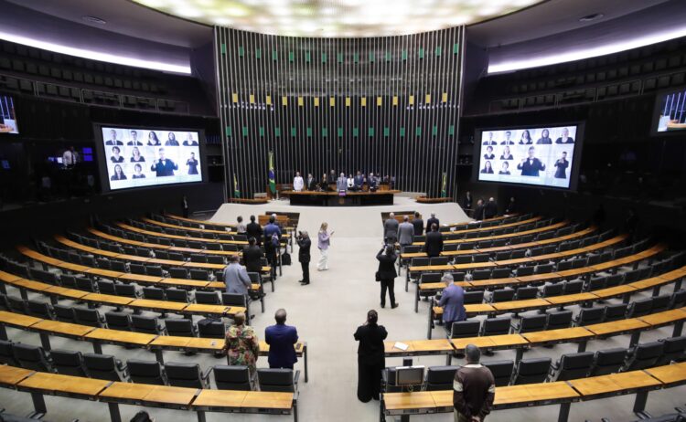 Deputados registram presença, mas plenário aparece vazio em vídeo