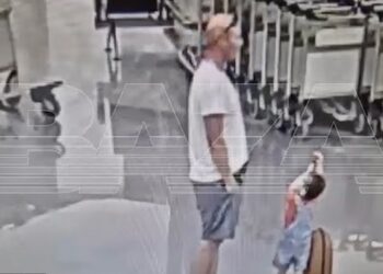 Menino de 2 anos é arremessado por homem em aeroporto na Rússia e estado de saúde é grave