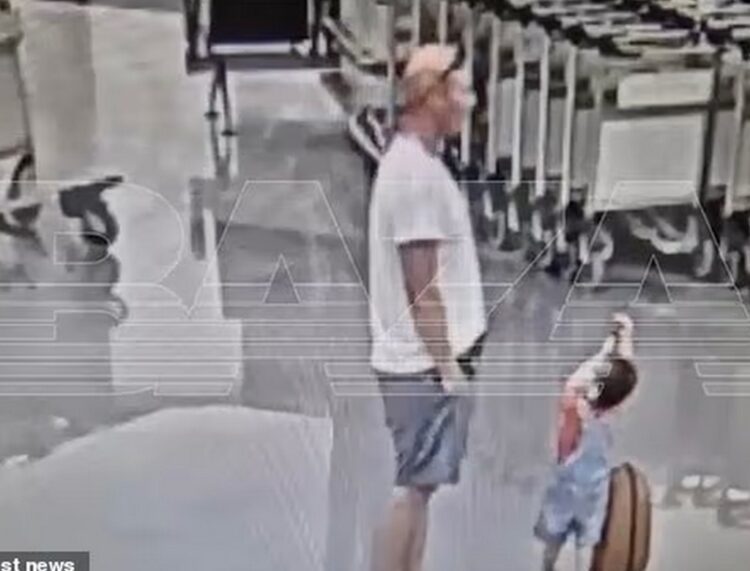 Menino de 2 anos é arremessado por homem em aeroporto na Rússia e estado de saúde é grave