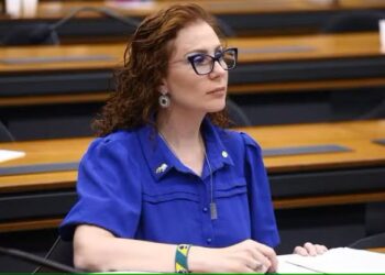 Interpol inclui Carla Zambelli na lista de difusão vermelha