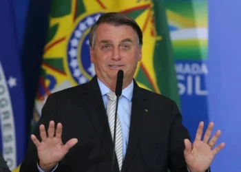Bolsonaro garante: “Não tenho nada a ver com a Carla Zambelli”