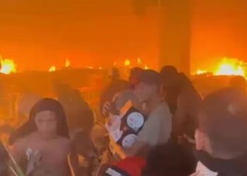 Moradores saqueiam atacadão durante incêndio em Caxias