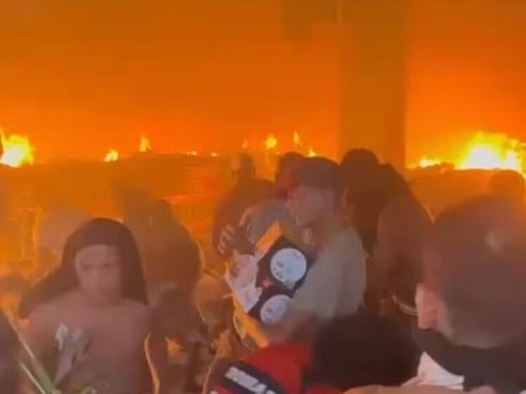 Moradores saqueiam atacadão durante incêndio em Caxias