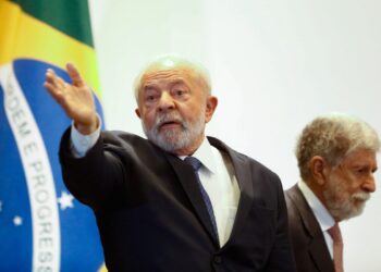 Lula sanciona CNH gratuita para baixa renda e veta exame toxicológico para categorias A e B