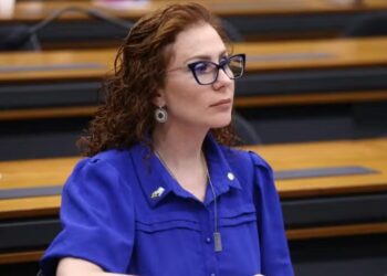 Condenada pelo STF, Carla Zambelli anuncia que deixou o Brasil