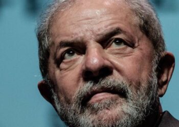 Desaprovação do governo Lula mantém alta e vai a 57%
