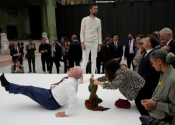 Lula tenta repetir movimentos de acrobata durante exibição na França, ao lado de Janja e Macron