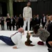 Lula tenta repetir movimentos de acrobata durante exibição na França, ao lado de Janja e Macron