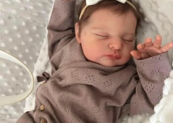 Homem é preso após agredir criança de 4 meses achando ser bebê reborn