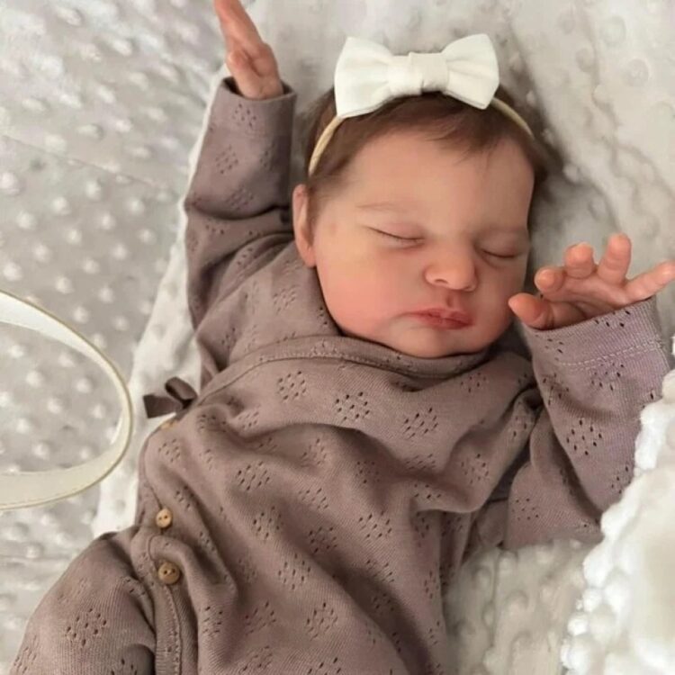 Homem é preso após agredir criança de 4 meses achando ser bebê reborn