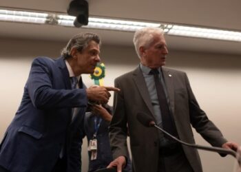 Nikolas critica governo Lula, deixa sessão e Haddad reage: “Molecagem”