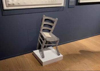 Turista tenta tirar foto e quebra obra de arte em museu na Itália