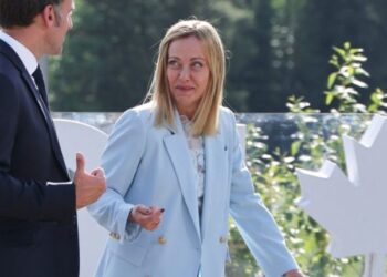 Meloni revira os olhos durante conversa com Macron em reunião do G7
