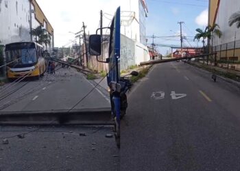 Ônibus com 40 passageiros é atingido por poste após caminhão perder o controle em buraco em Belém