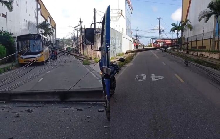 Ônibus com 40 passageiros é atingido por poste após caminhão perder o controle em buraco em Belém