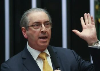 Eduardo Cunha é chamado de “ladrão” e “traidor” por bolsonaristas ao desembarcar em BH
