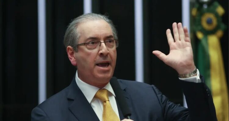 Eduardo Cunha é chamado de “ladrão” e “traidor” por bolsonaristas ao desembarcar em BH