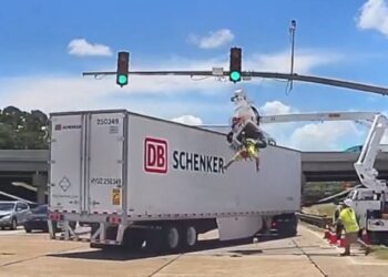 Eletricista fica pendurado de cabeça para baixo sobre avenida movimentada após ser atropelado por caminhão