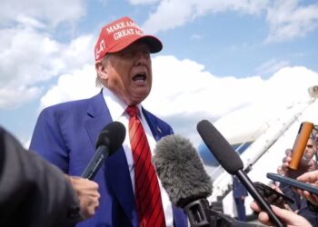 Trump exige que “todo mundo” mantenha o preço do petróleo baixo