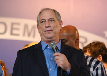 Ciro Gomes reage a ação da AGU e acusa Lula de perseguição política