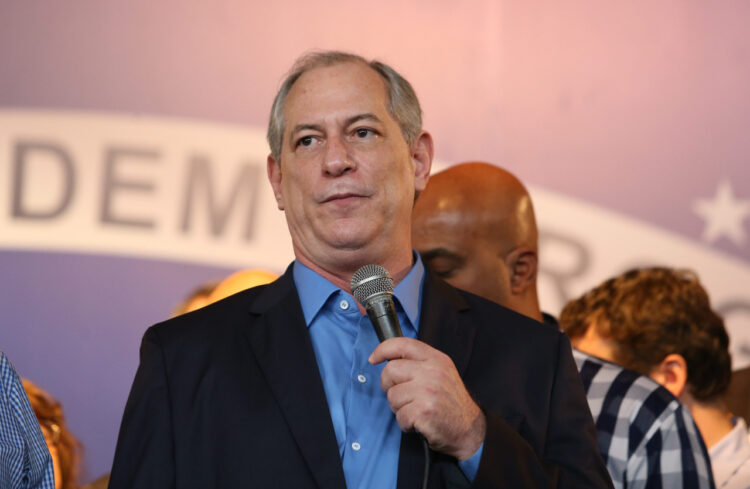 Ciro Gomes reage a ação da AGU e acusa Lula de perseguição política